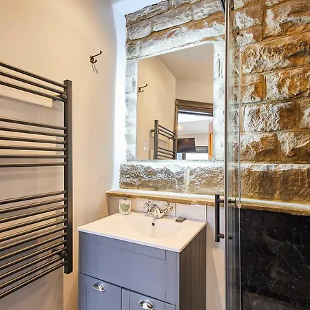 Host & - The Churchside Well * Ravenscar
