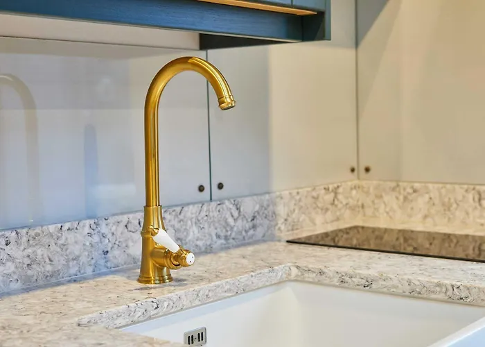 Host & - The Churchside Well * Ravenscar